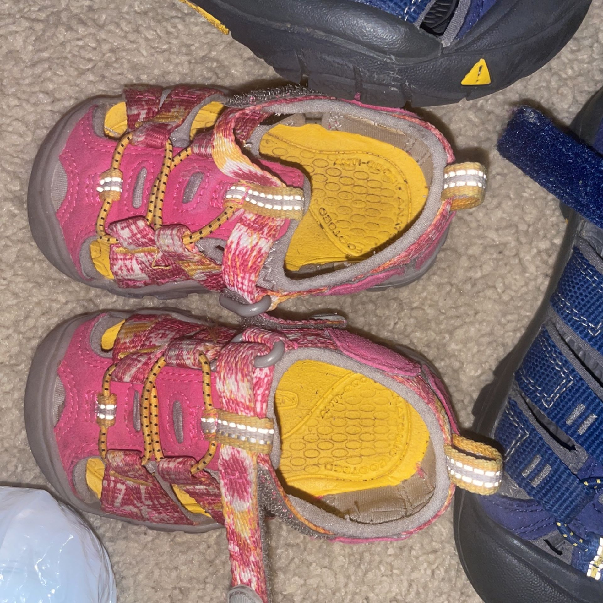 Girls Keen Shoes size 4 $10