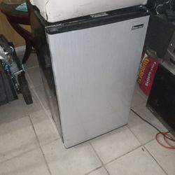Very Nice Very Big Mini Fridge Ice Cold For Sale In Pine Hills