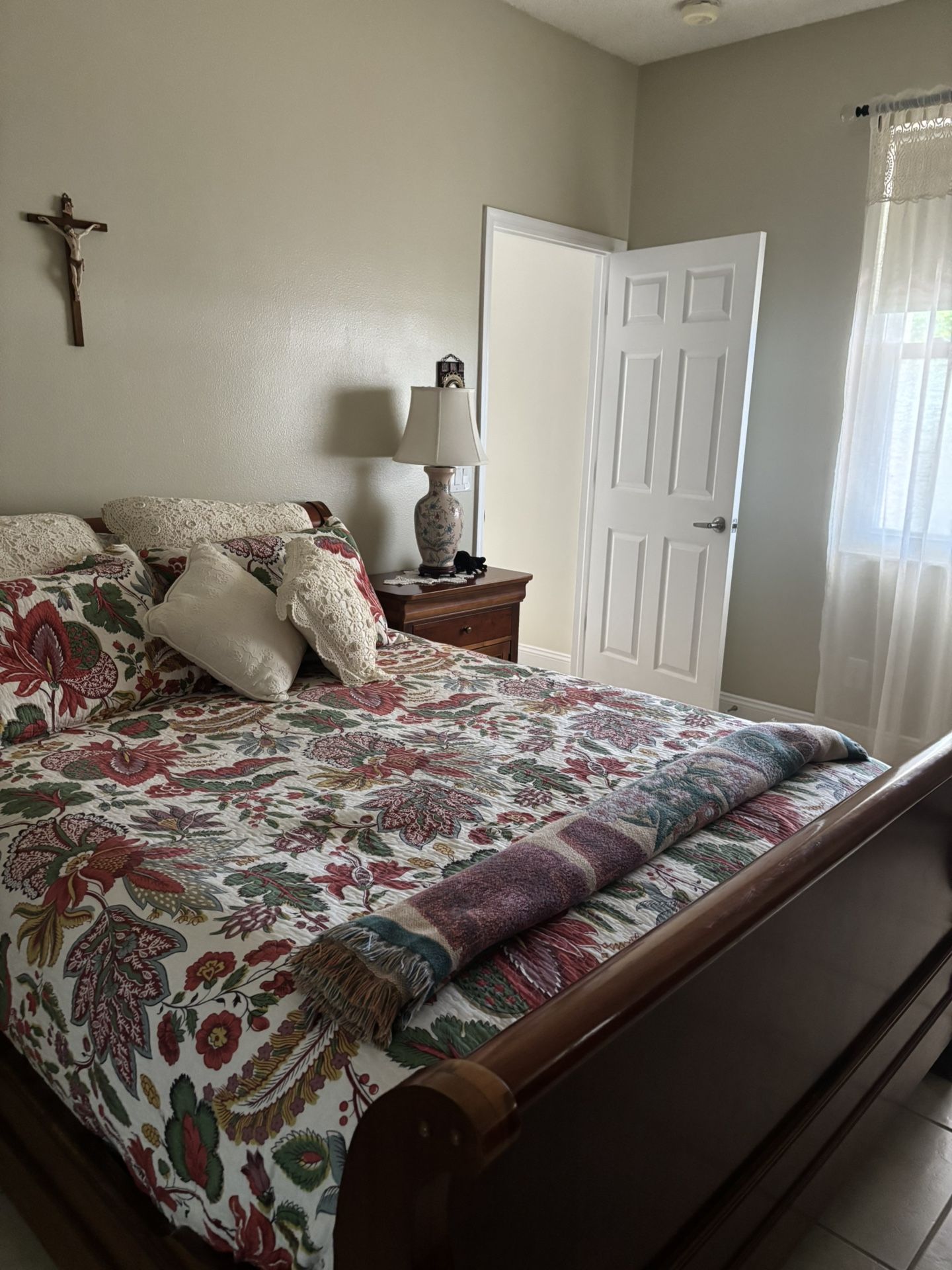 Queen Cherry wood Bedroom Set