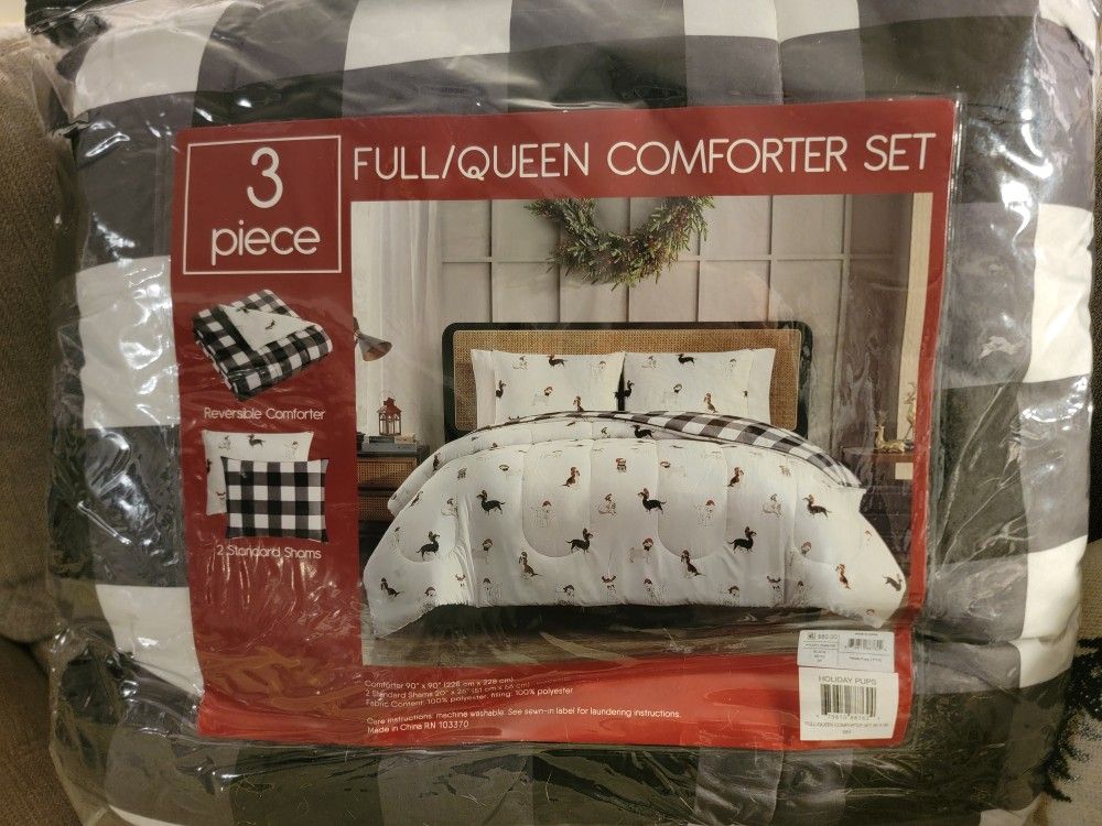 Hallmart Collectables 3 piece Holiday Dogs/Black and White Plaid Reversible Comforter Full/Queen