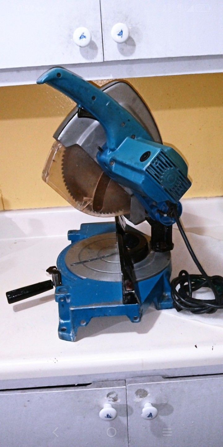 Makita 10 inch miter saw in good working condition