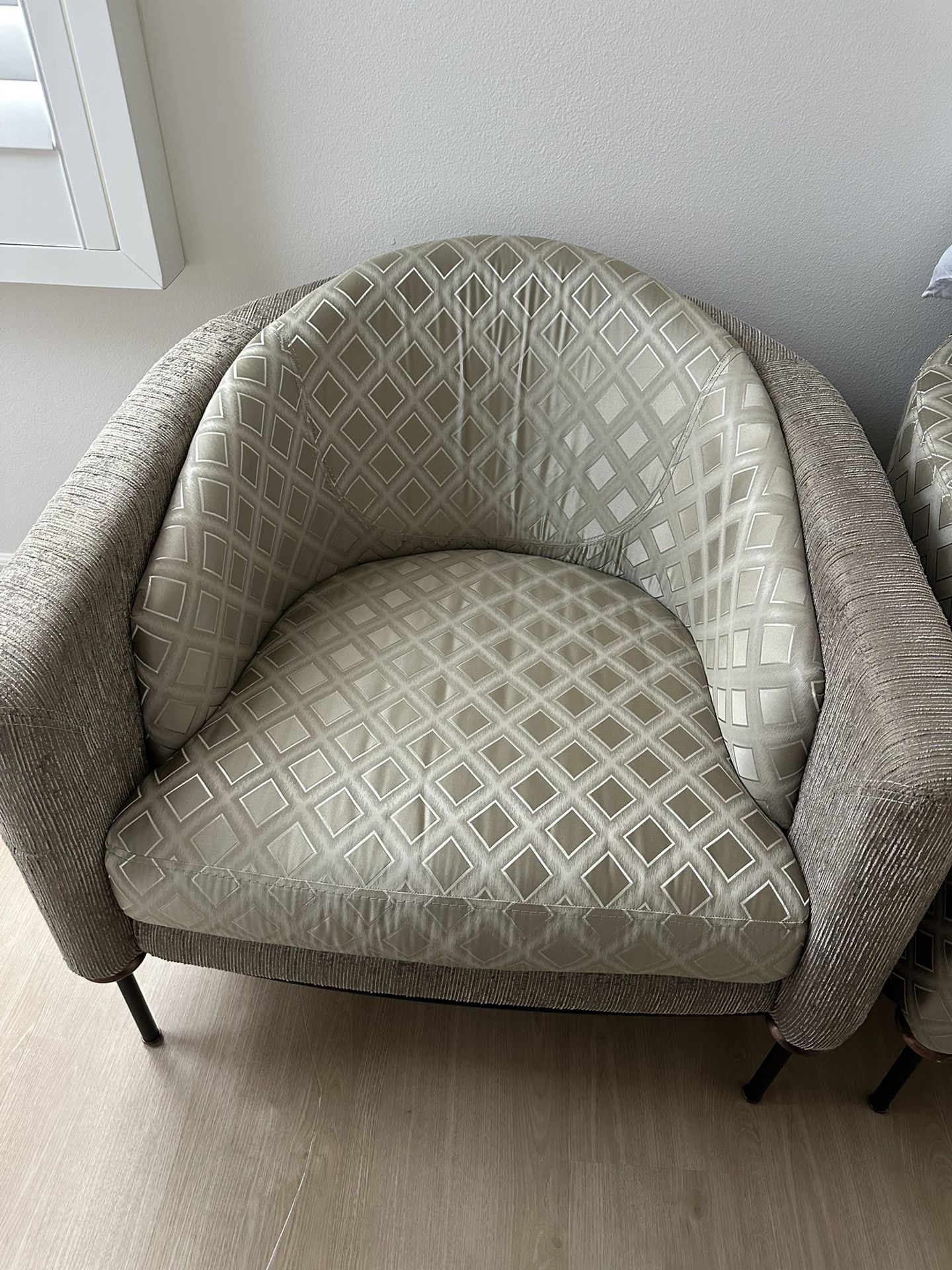 FOR SALE – ELEGANT SINGLE ARMCHAIR