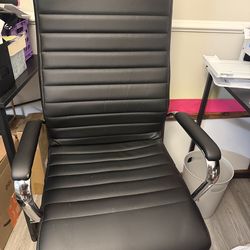 Black office chair