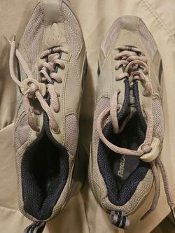 Like New Men's Belwave Reebok Tennis shoes