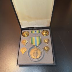 Armed Forces Service Medal and Ribbon, 4 specialist insignia & US Collar Devices