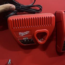 Milwaukee Battery Charger M12