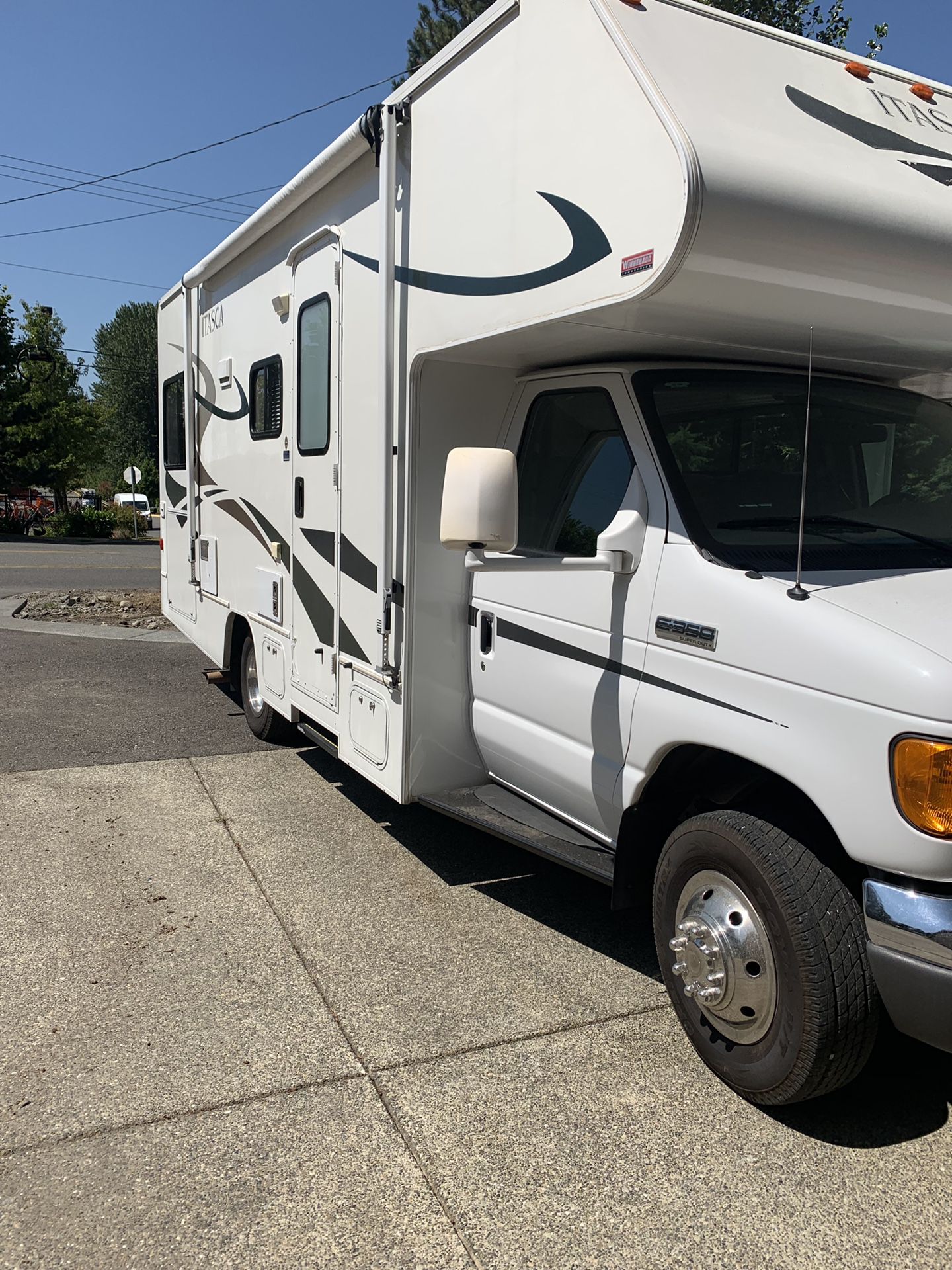 07 Itaska 24 1/2 foot rear bed Super clean super nice low miles immaculate