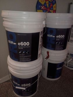 Pintura para exterior cubetas nuevas selladas.  Color gris SATIN PODO 50 POR CADA UNA ,TENGO 5 CUBETAS
