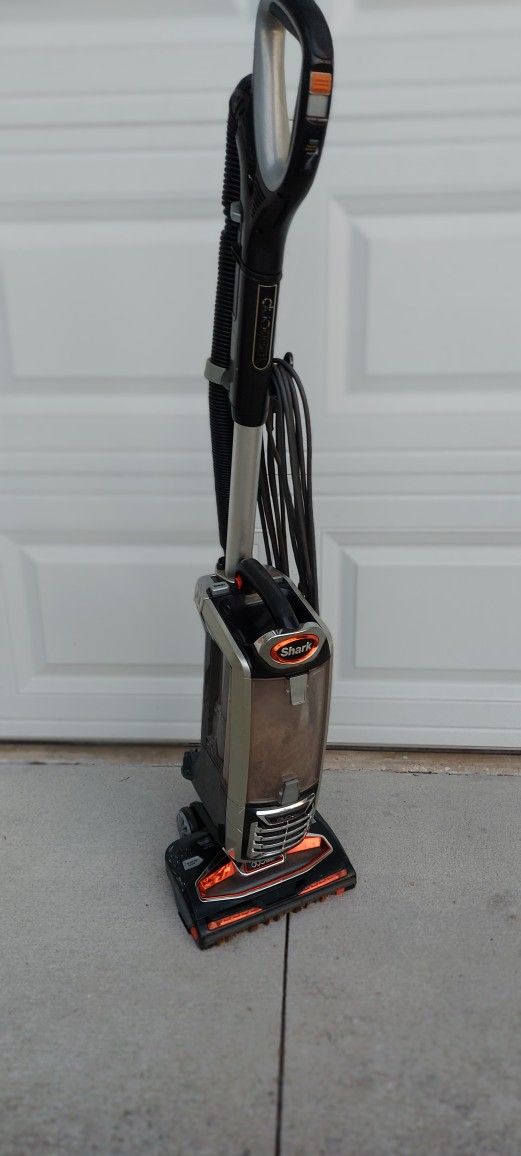 Shark UV810 DuoClean Powered Lift-Away Upright Vacuum Cleaner (Shark Vacuum Cleaner)