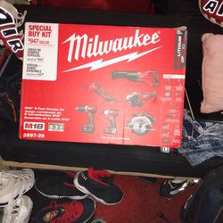 Milwaukee Drill And Saw Kit