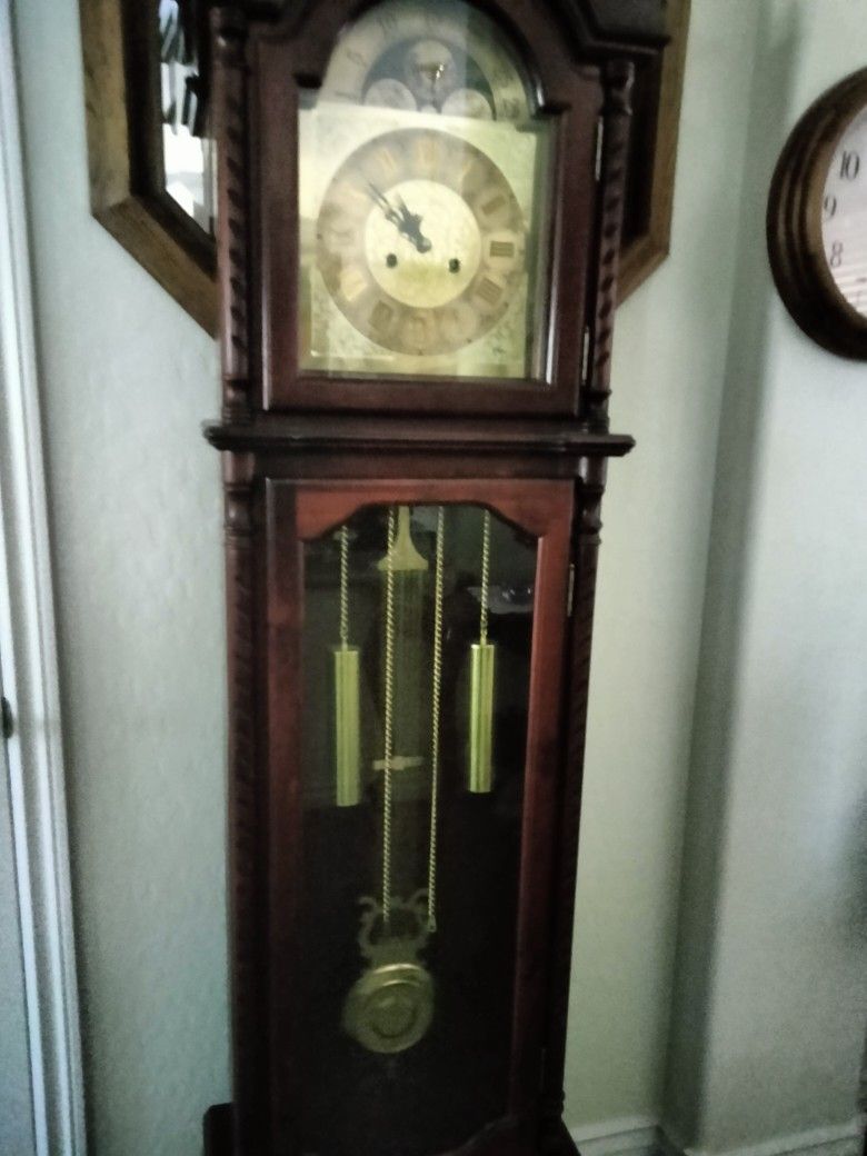 Grandfather Clock Wood Works Great Have Key Chimes Every Hour Half An Hour