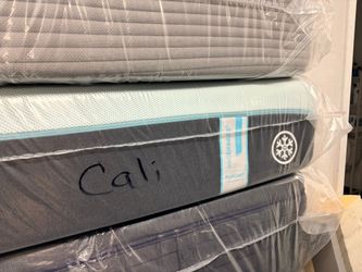 King Luxe Breeze Firm Medium Hybrid Tempurpedic Mattresses $3000 Free Delivery!! 