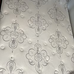 Queen Ashley Chime 12" Hybrid Mattress – Like New