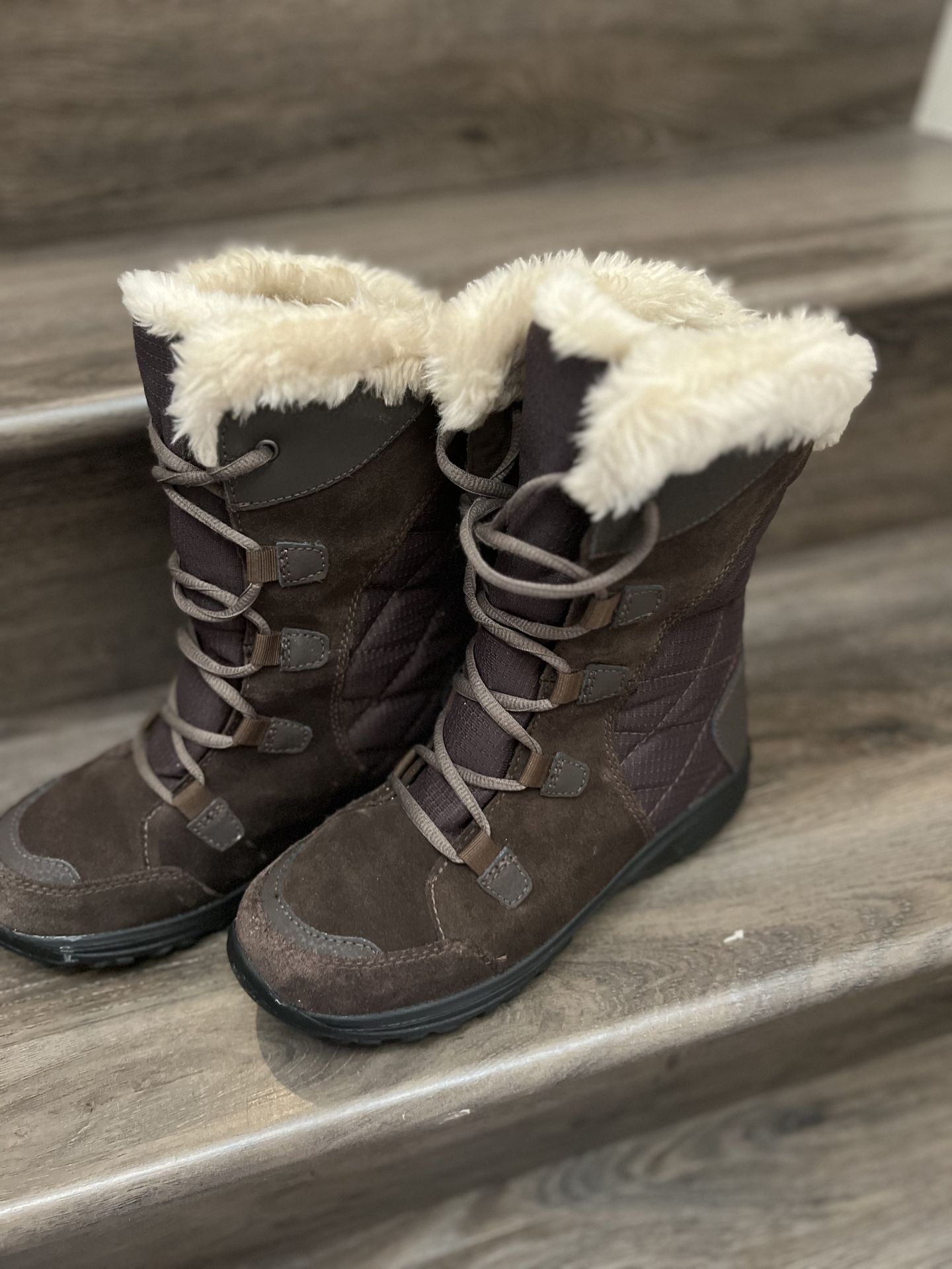 Columbia Women's Snow Boots (size 7)