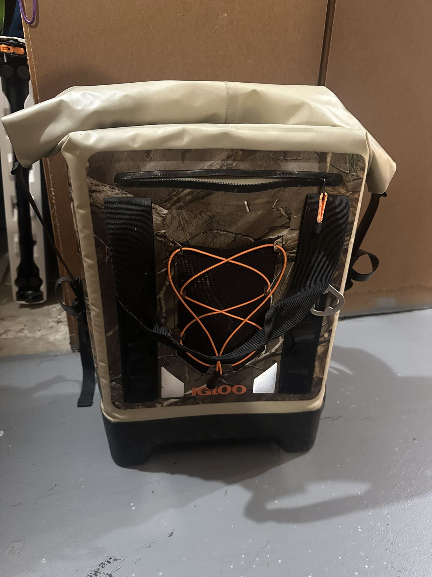 Igloo Sportsman Backpack Cooler Brand New 17QT 16L