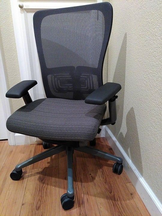 Hayworth Zody Office Chair Ergo Usa Made several Matching platinum trim upgrade black mesh
Fully loaded with lumbar Ergonomic
Delivery may be