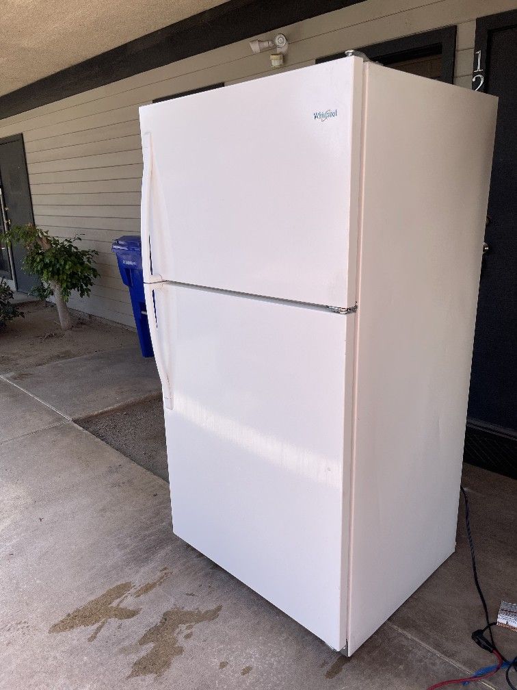 LIKE NEW WHIRLPOOL REFRIGERATOR ✨
🧊 White | Super Clean | Excellent Condition
