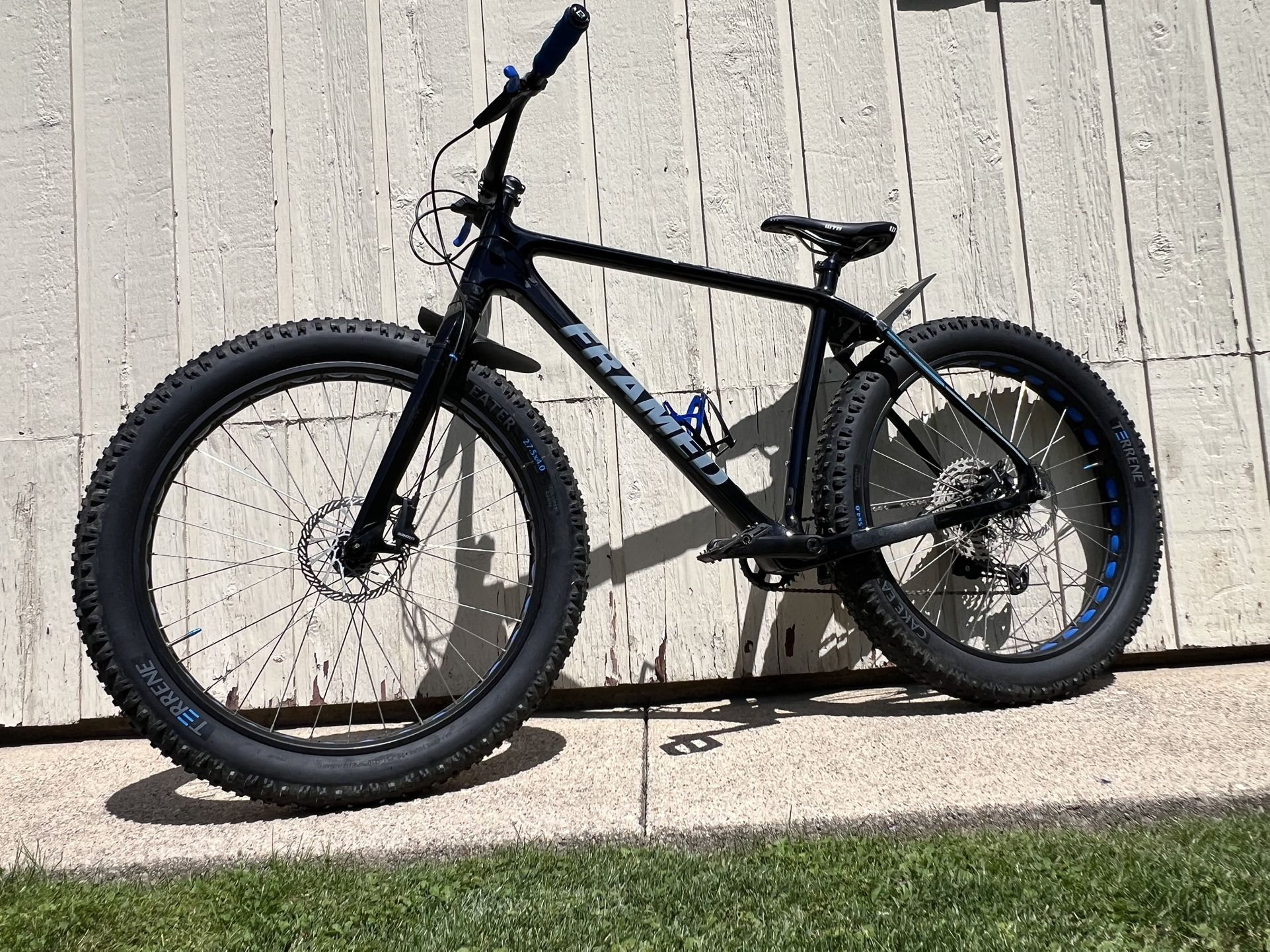 BRAND NEW SELLING PRETTY CHEAP ALASKAN FRAMED CARBON FAT MOUNTAIN BIKE SIZE LARGE FAST 27.5 TIRES