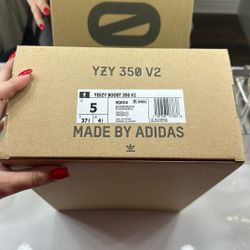 Yeezy 350 V2 Size 5 In Kids 7 In Women 