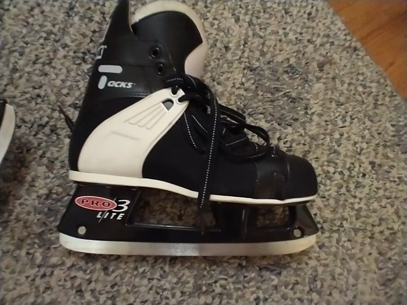 Tacks CCM Ice Hockey Skates, Size 8