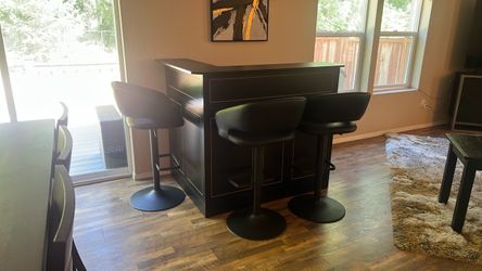 Serving counter with Stools