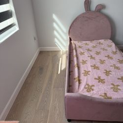 Twin sz bed with matrass