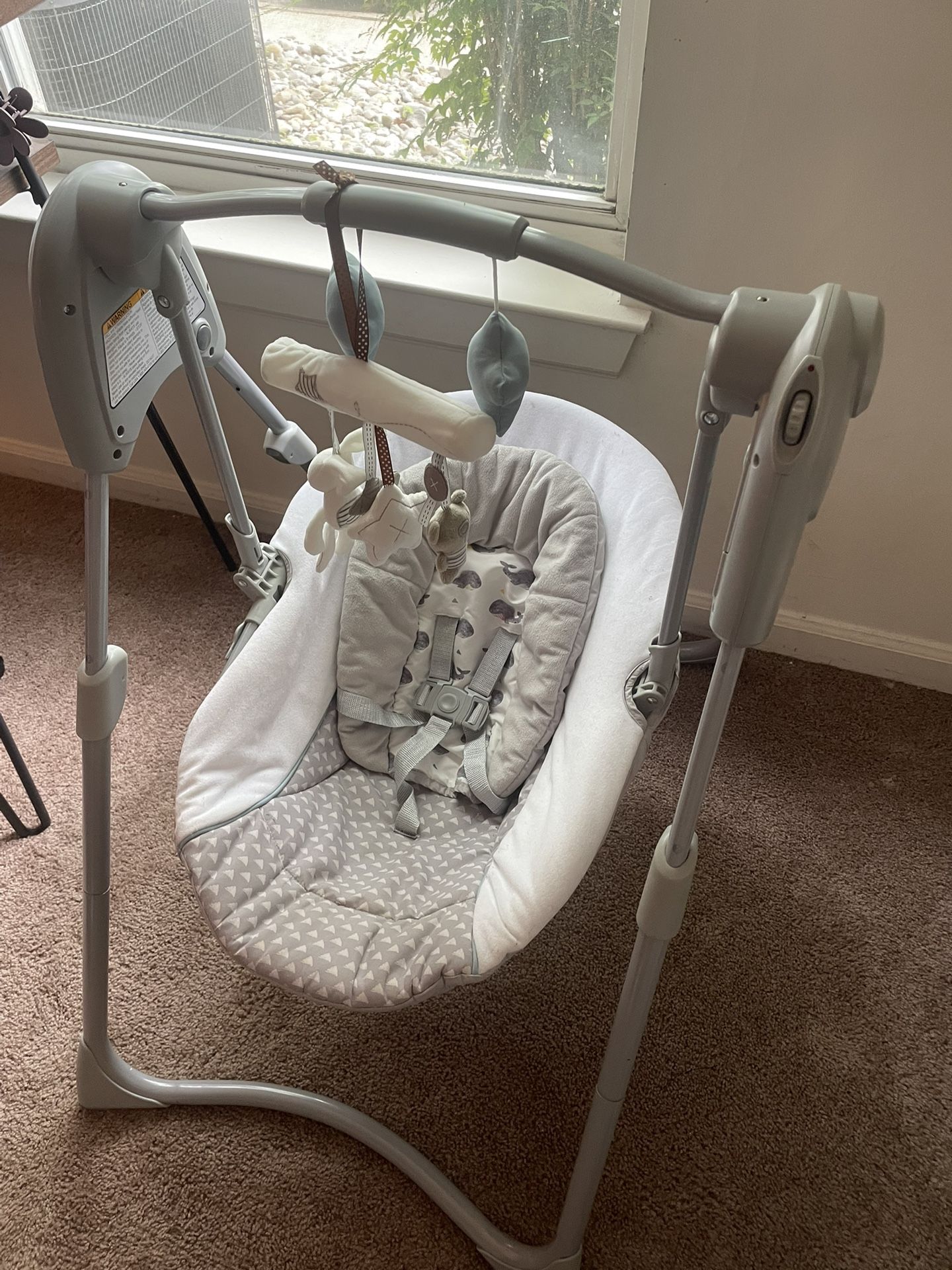 Graco Slim Spaces Compact Baby Swing