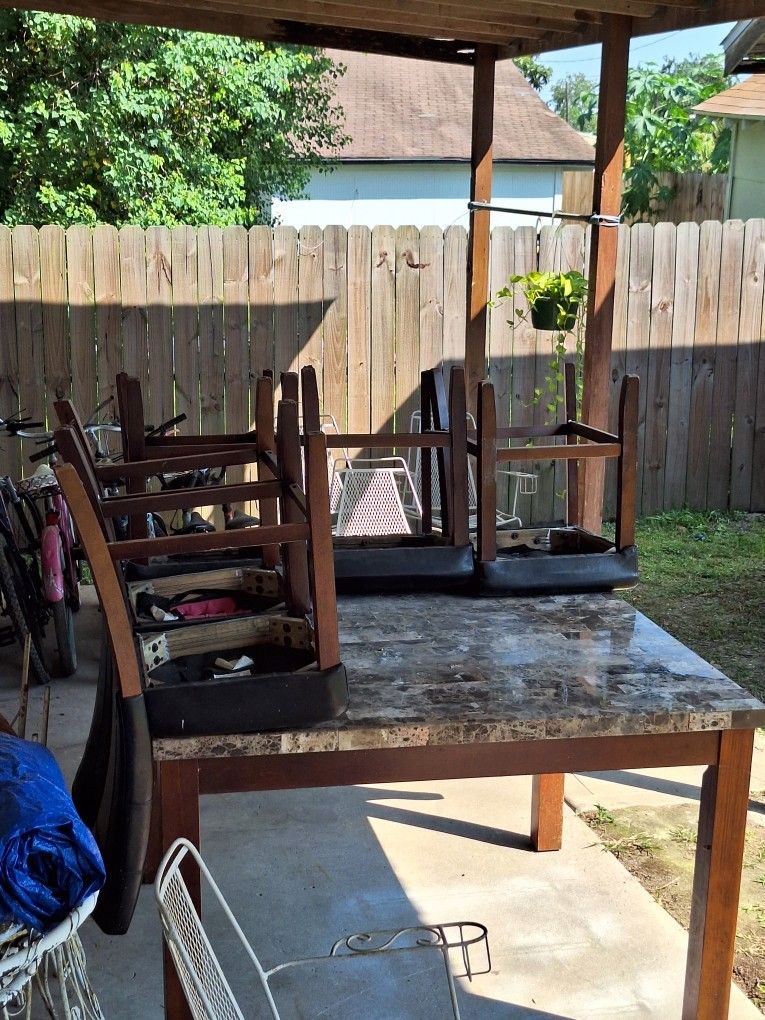 El Comedor 45 La .mesa De Patio En 30 La Caja De Heramienta En 55 Las Bañeras En 5 Cada Una Las Bisicletas En 20 Cada Una Todo Sirbe Tengo Mas Cosas 