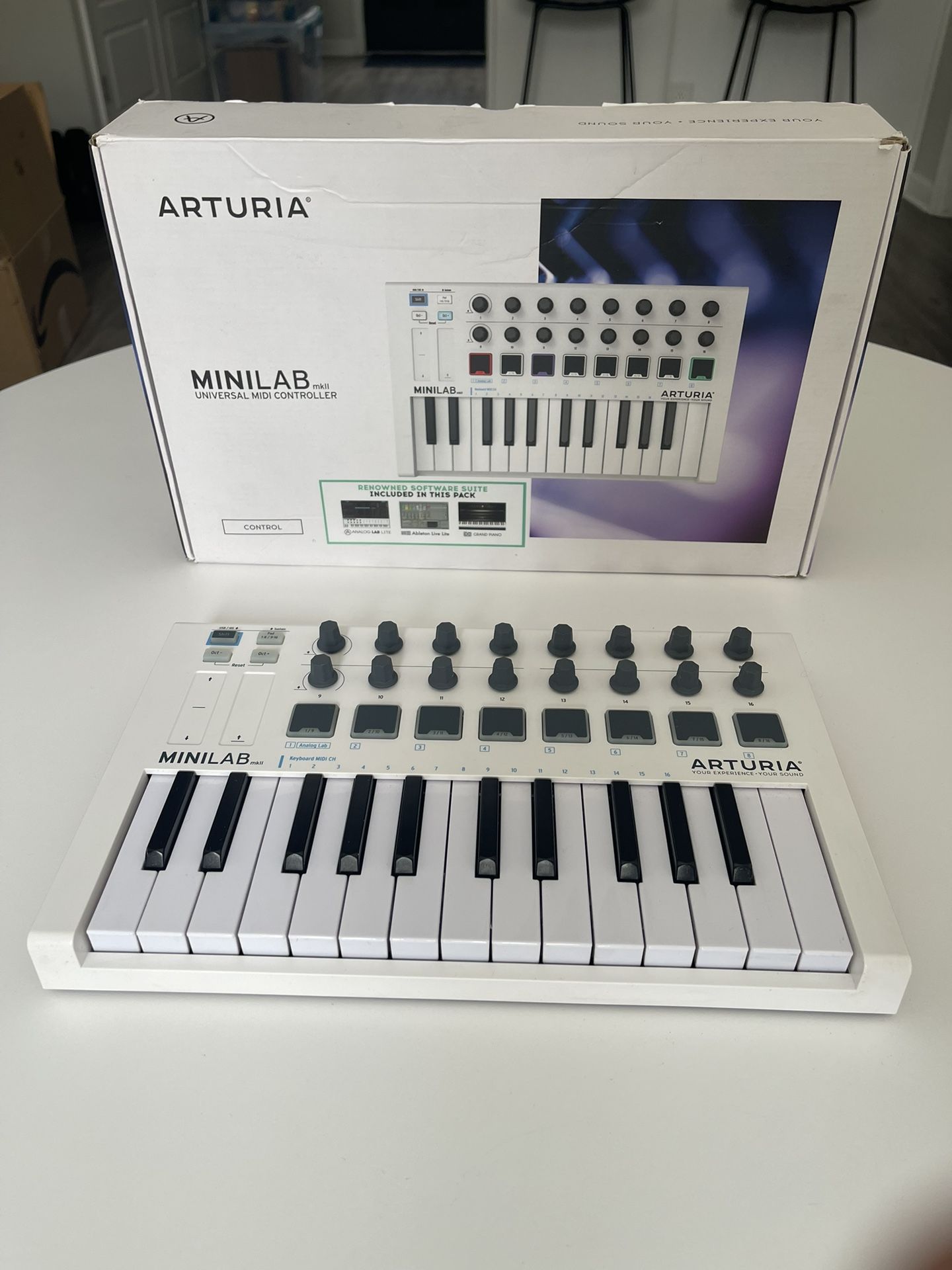 Arturia MiniLab 3 25 Slim-key Controller - White