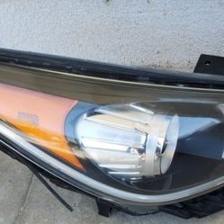 2017 - 2019 KIA NIRO RIGHT HEADLIGHT
PASSENGER SIDE HALOGEN LED ACCENT
GENUINE USED OEM. D2 Alm