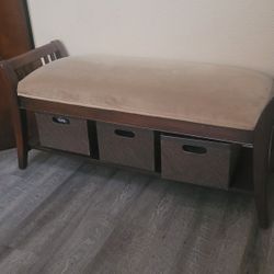 4ft Wide Entry Bench, Baskets Not Included, In Excellent Conditions 