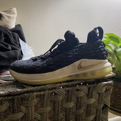 LeBron 15 Low Metallic Gold Sz 9.5