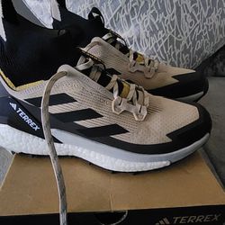WOMENS ADIDAS SIZE 7