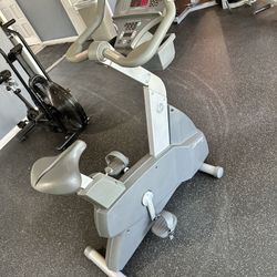 Life Fitness Upright Bike