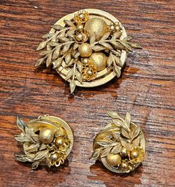Vintage DeMario NY Signed Gold Tone Brooch & Clip On Earrings