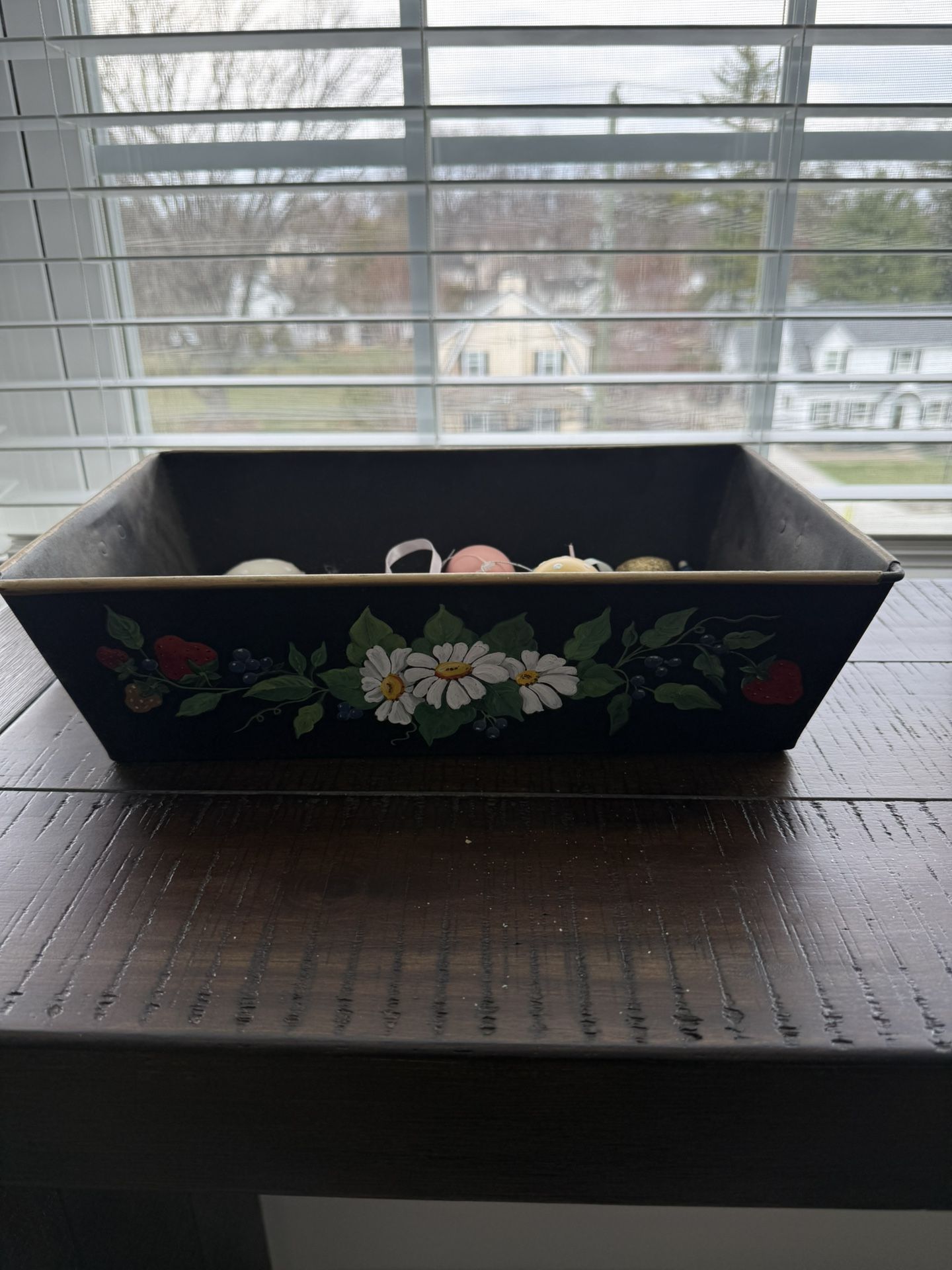 Metal floral tin/planter 8.5 by 13.5