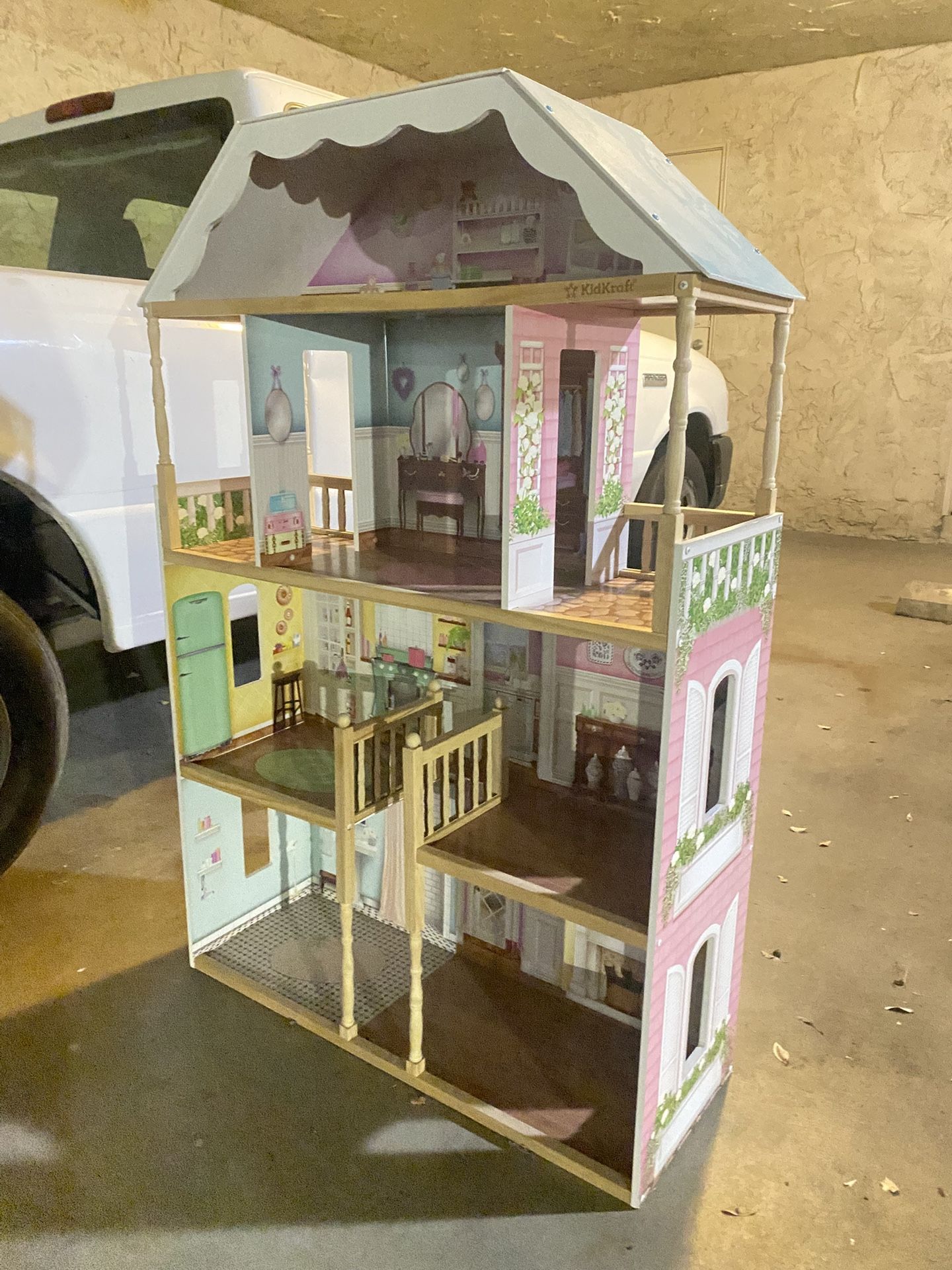 4ft tall doll house In Porterville CA