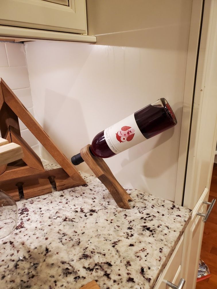 Floating wine bottle holder