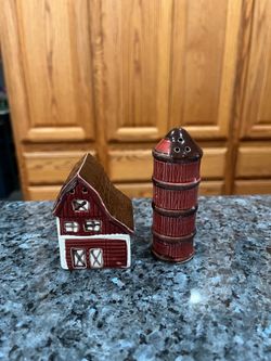 Vintage Ceramic Barn and Silo pair of salt and pepper shakers.  Preowned.  Size approximately Silo 3 1/2 inches tall.  Has been on display in a cabine