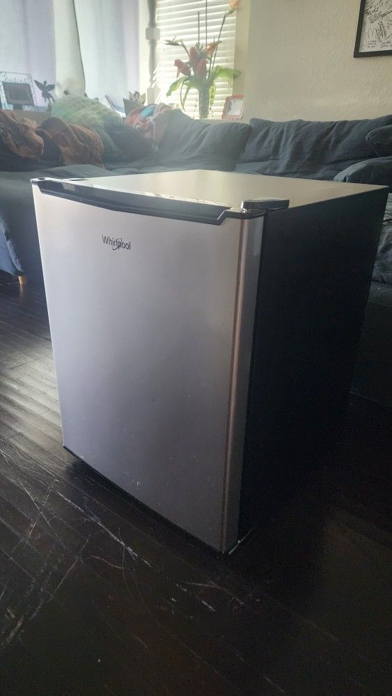 Whirlpool Mini Dorm Fridge Refrigerator 2ft Tall