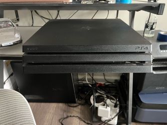 PS4 Pro 1TB 3 Controllers