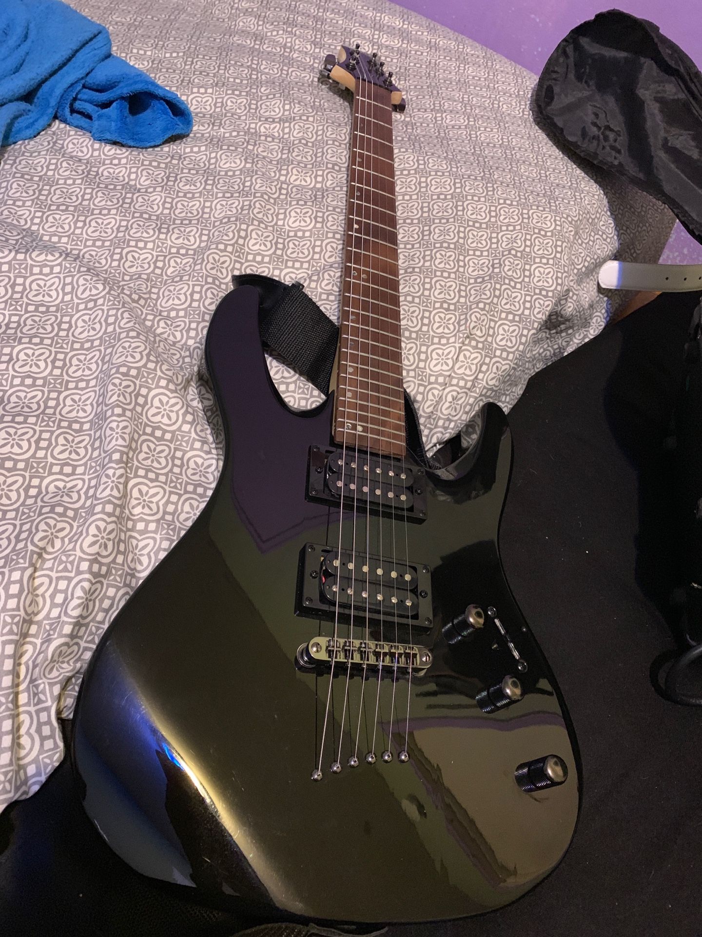Electric guitar with all accessories + carrying bag