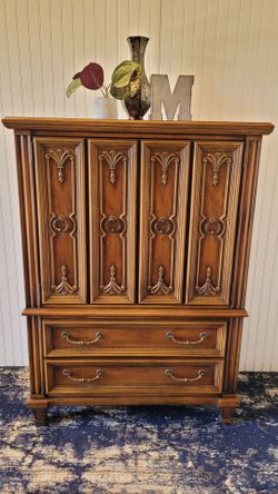 BREUNERS FURNITURE STUNNING CABINET/ DRESSER