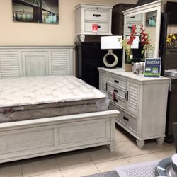 Queen 4 Pc Bedroom Set Floor Display Regular Price $2400 ON SALE $1300