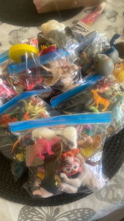 Bolsas de dinosaurios  barios y otras de pekeños juguetes