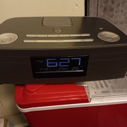 !! Alarm Clock  Bluetooth  Radio  With USB Port  ihome 