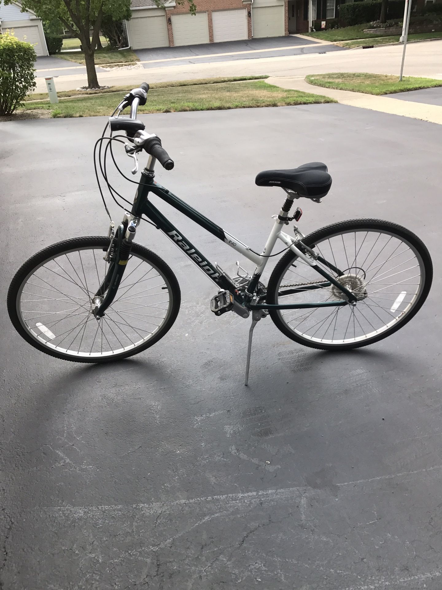 Raleigh C40 women's hybrid 19" frame Bike in English Green/White glossy finish
