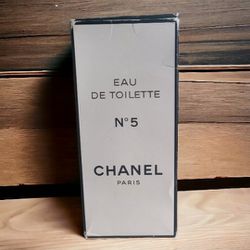 Vintage 80s edt no 5 chanel paris 118 ml.
bottle is full outer cardboard box is not perfect and smells like smoke 