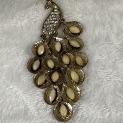 Vintage Peacock Bird Gold Tone/Rhinestones Articulated Tail Feathers Good Condition 