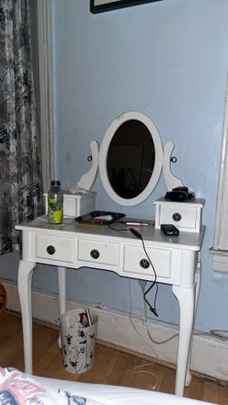  Vanity Table With Draws, Great For Young Kids Or Teens 